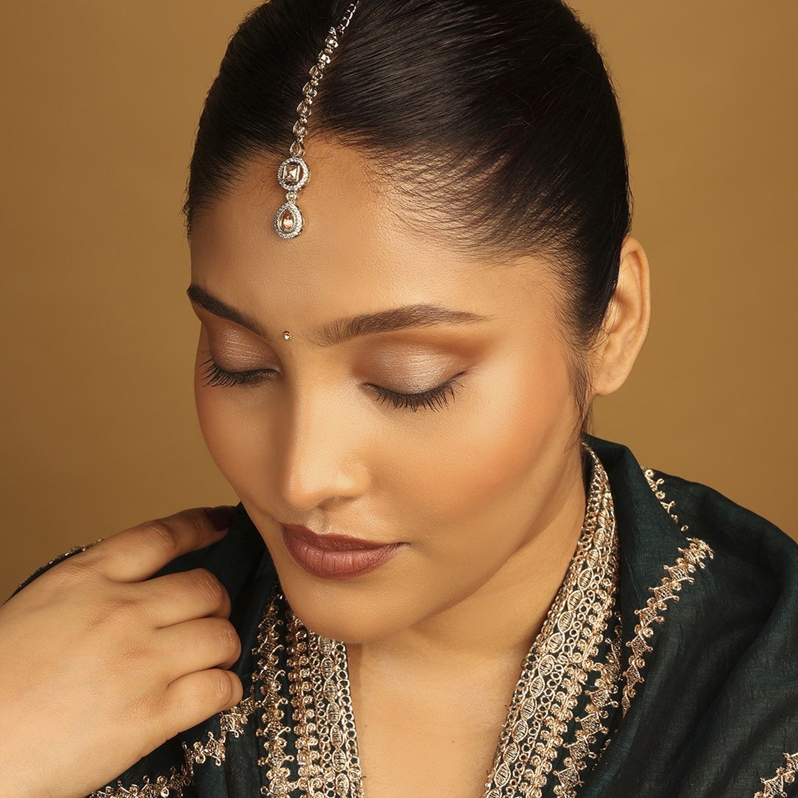 Grey Kundan Adaa Maang Tikka