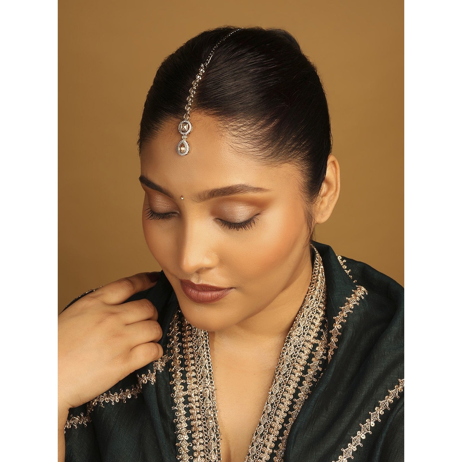 Grey Kundan Adaa Maang Tikka